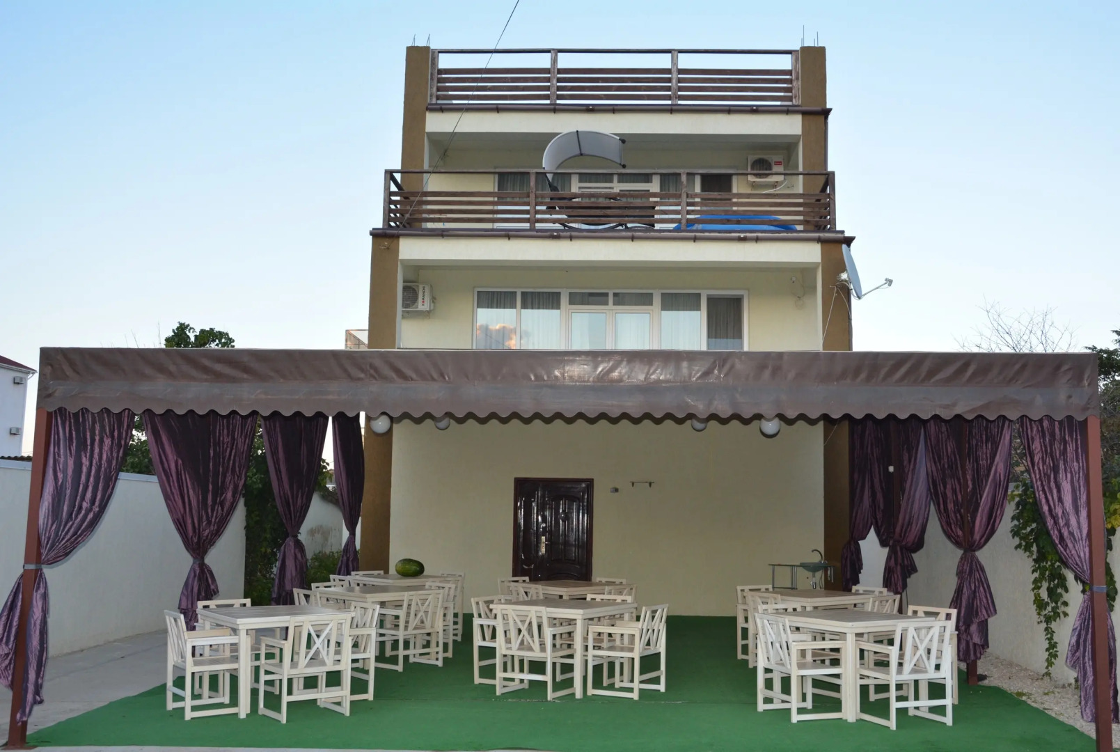 Dacha Leo Guest House