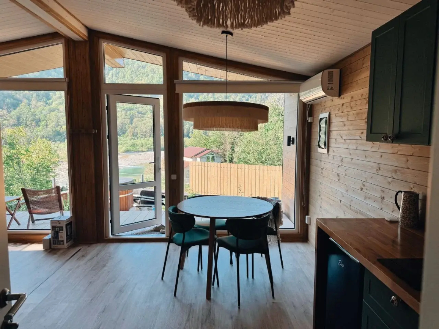 Частный дом Тишина в горах с горячей купелью на берегу живописной реки