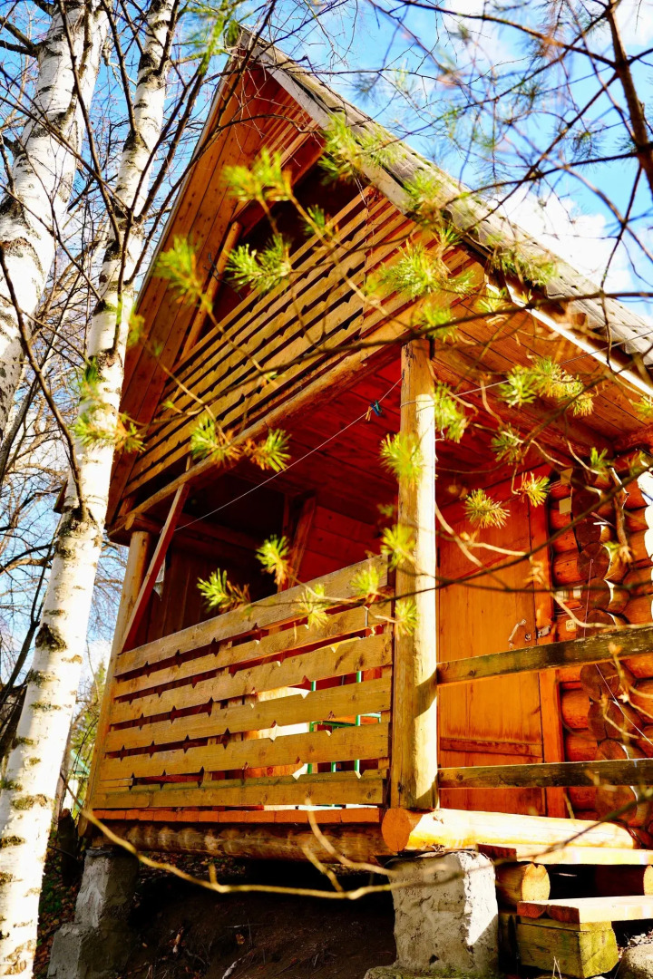 Частный дом в живoпиcнoм месте на беpегу Бии