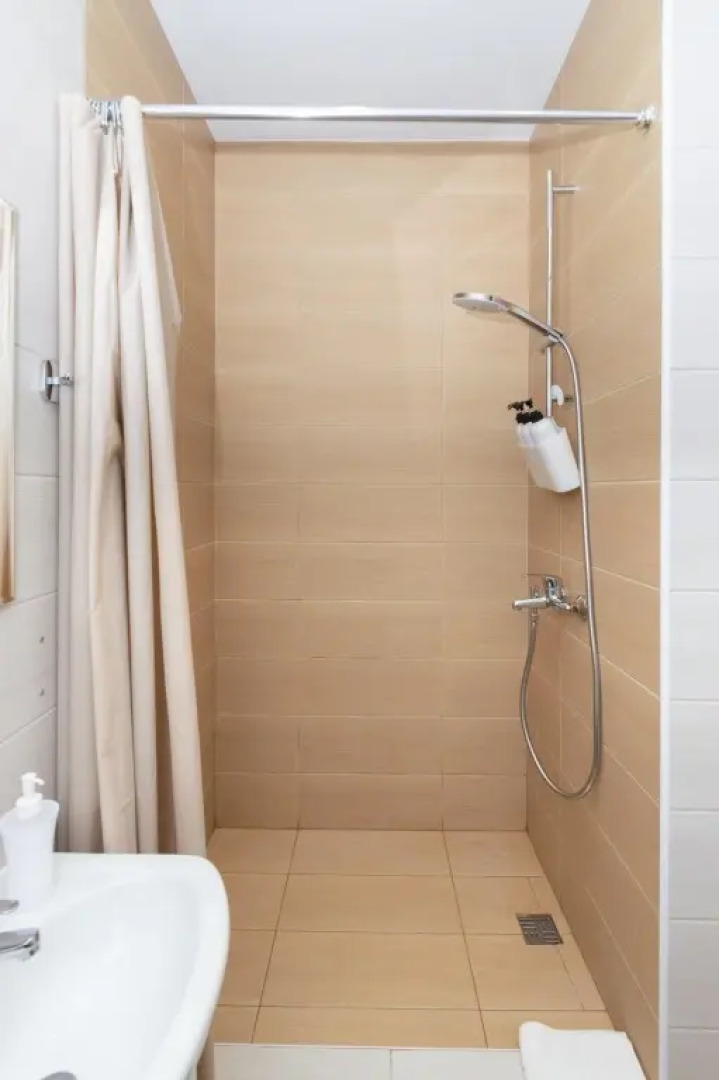 Апартаменты Мини студия в Центре с кухней, душем и большим окном