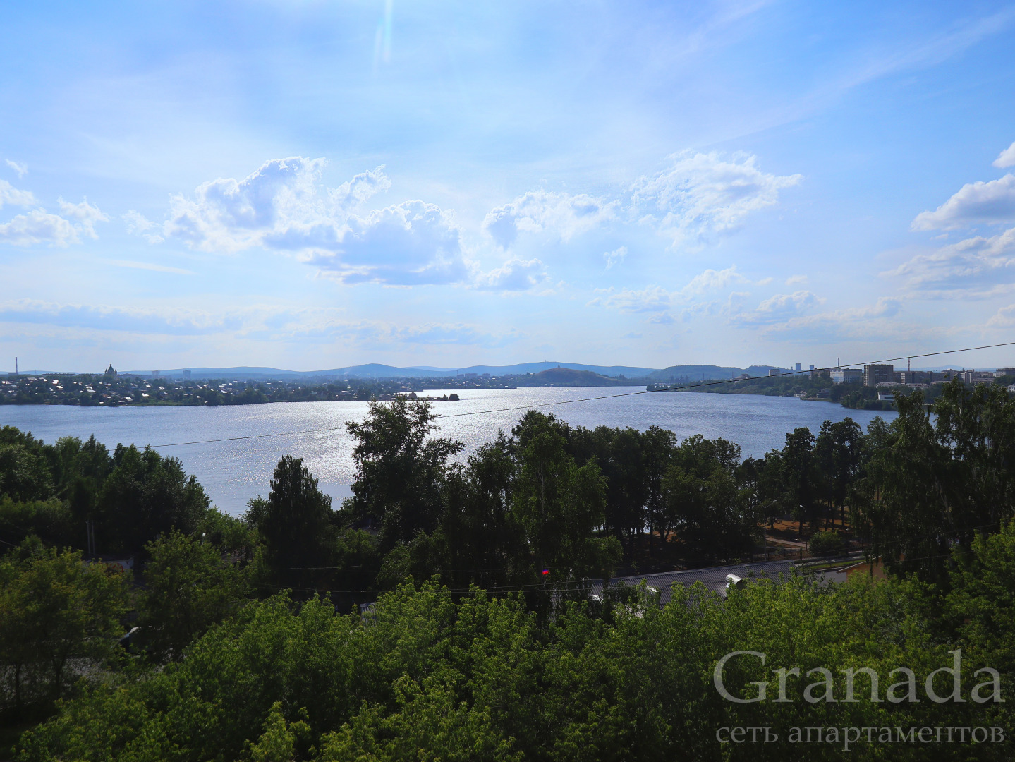Апартаменты Granada Тихая уютная однокомнатная с шикарным видом на город и пруд