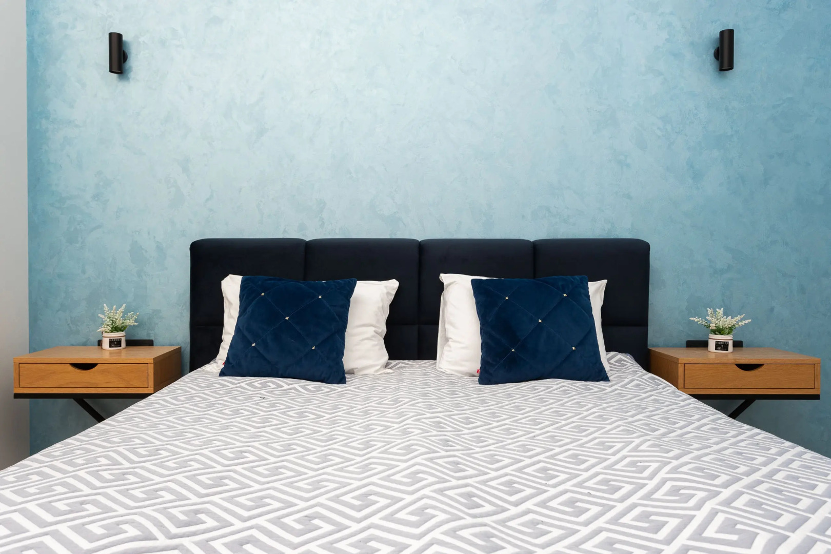 Квартира с Мансардными Окнами и Видом на Море