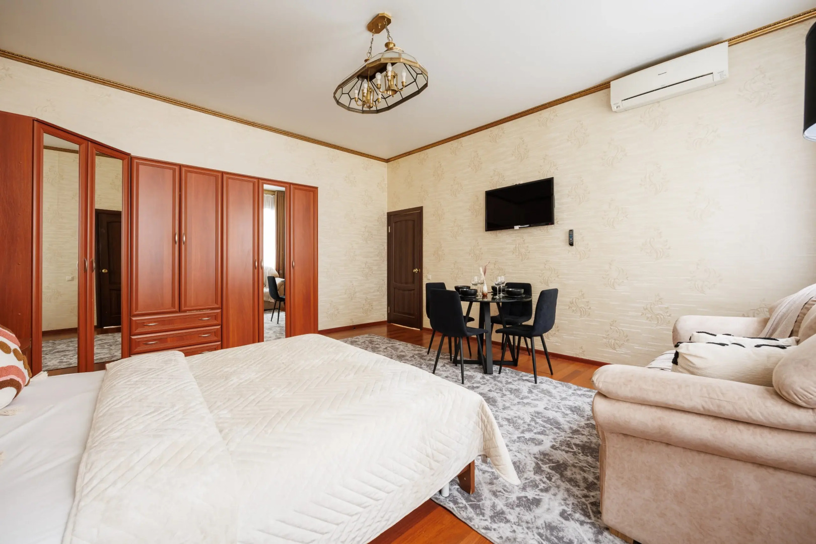 Апартаменты 2 спальни у Казанского собора 8 гостей