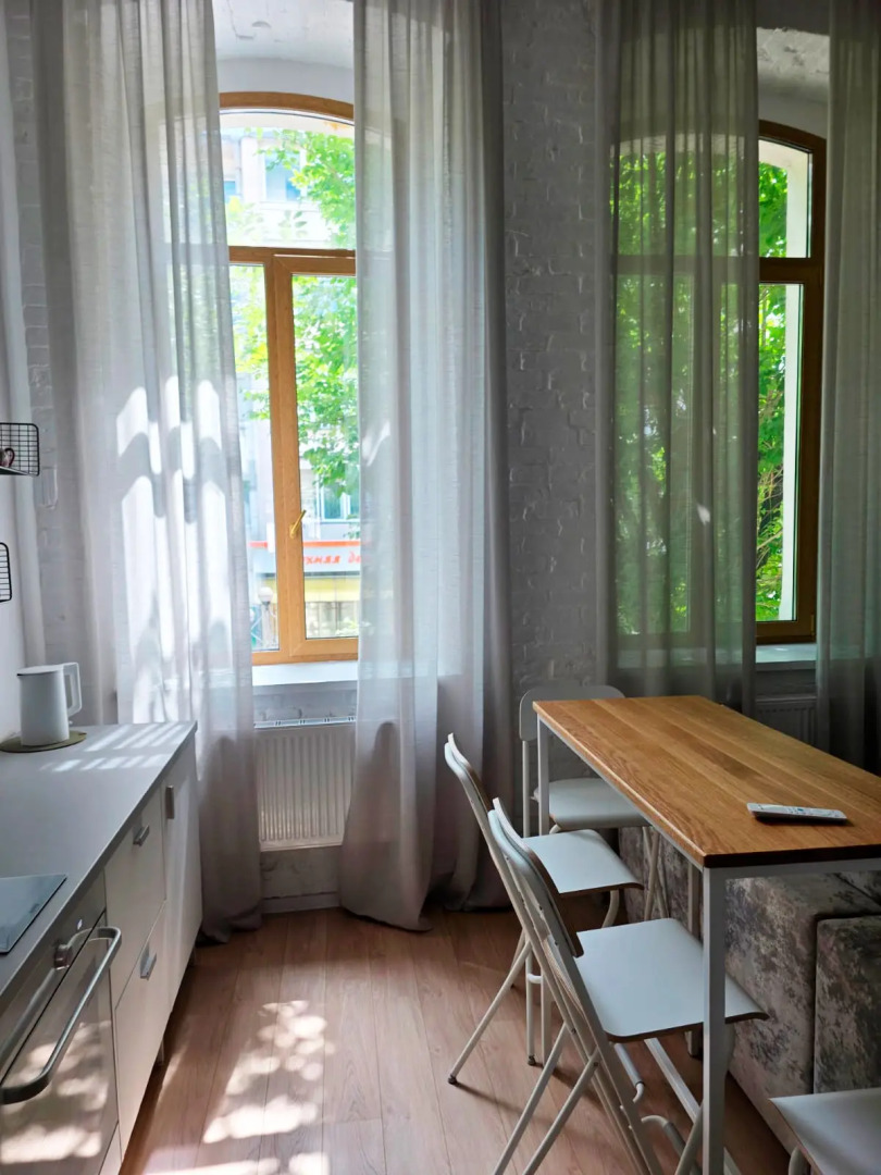 Апартаменты Новые с Высокими Окнами на Пешеходной Улице