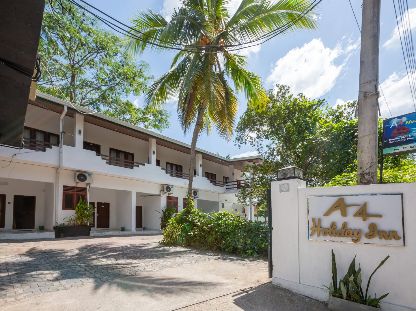 Отель Yoho A4 Holiday Inn