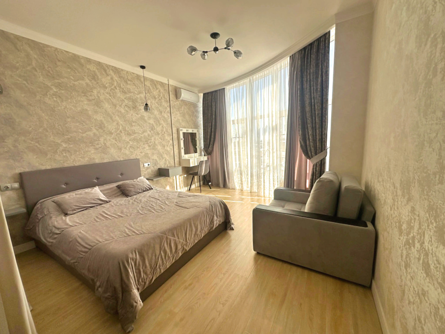 Апартаменты Улучшенные На Пушкина 54\1 с панорамным видом на город и парковочным местом