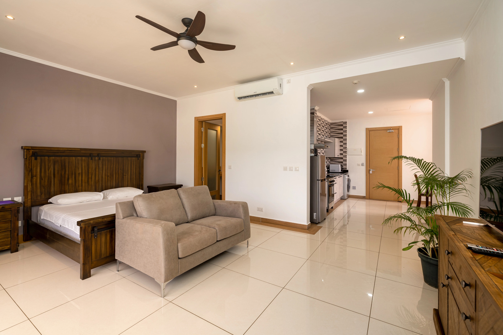 Апарт-отель Royale Suites Luxury Apartment