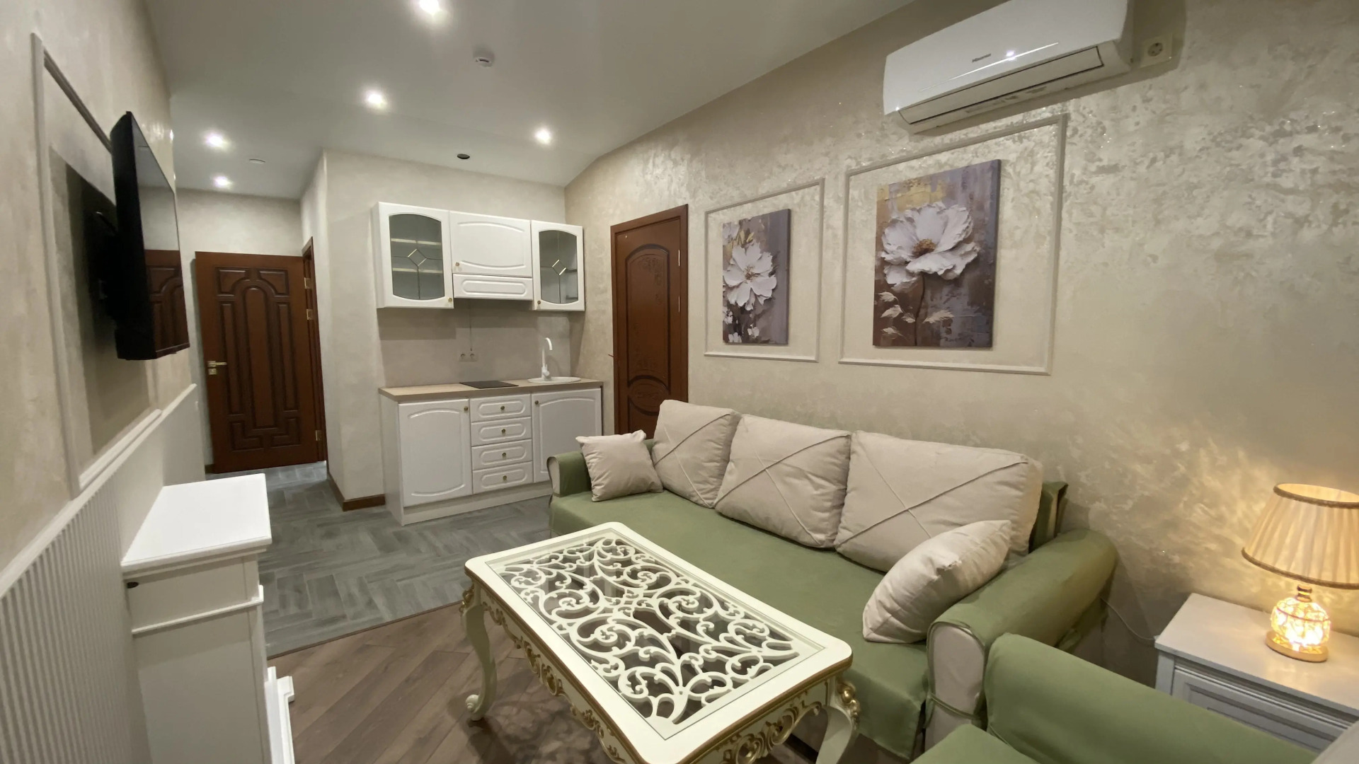 Апартаменты двухкомнатные ВИП 5 Дворик Друзей