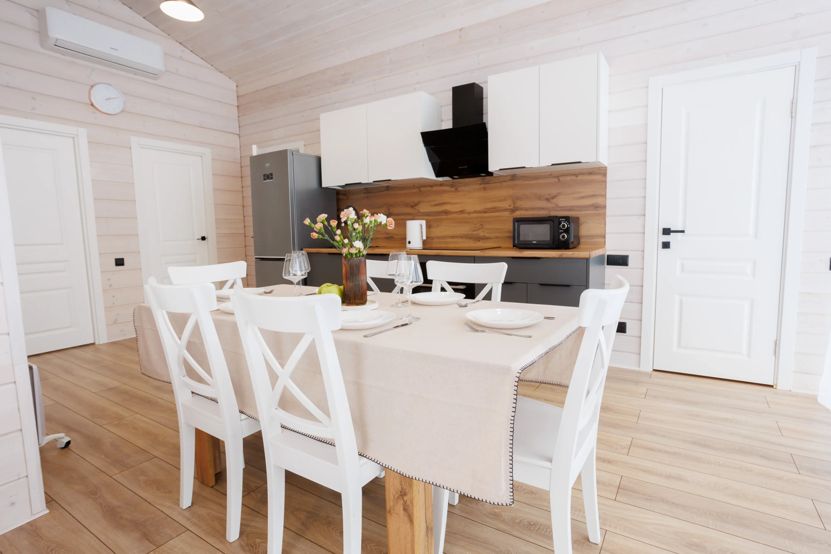 Частный дом Forested home на горке