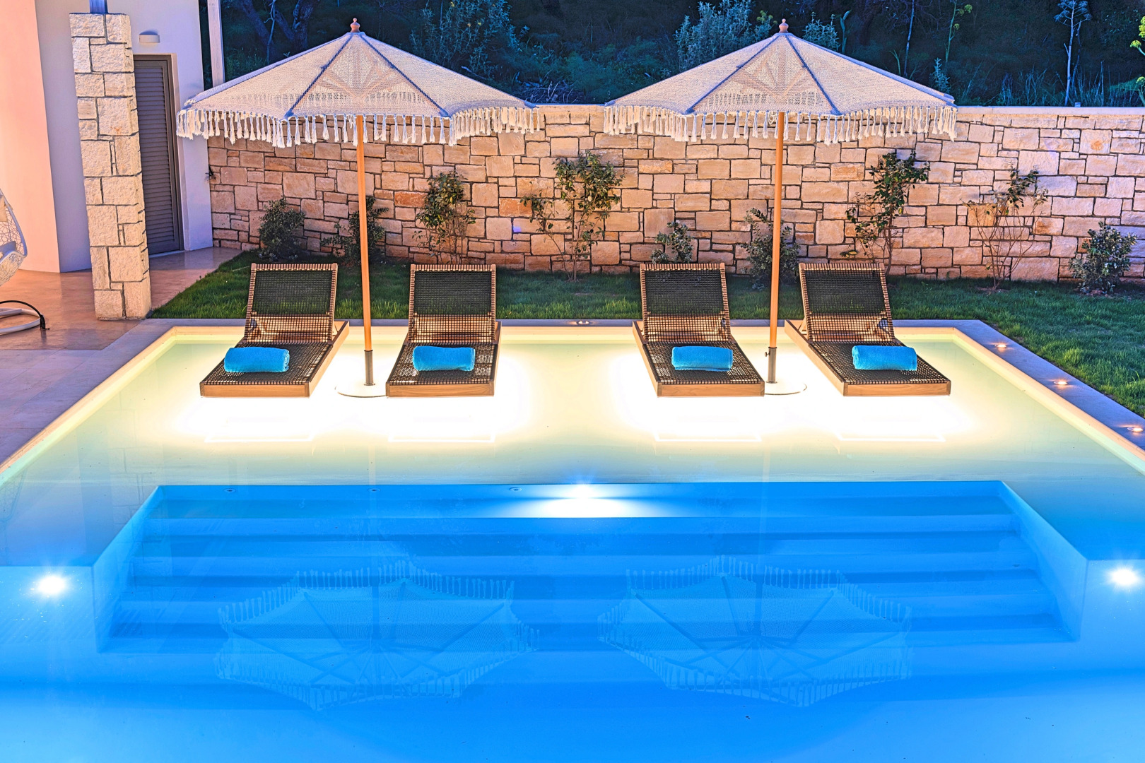 Вилла Blue Lake Heated Pool