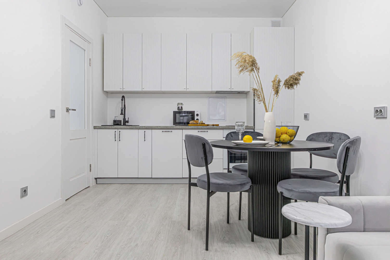 4flats MONOCHROME Квартира у набережной Невы в ЖК бизнес-класса