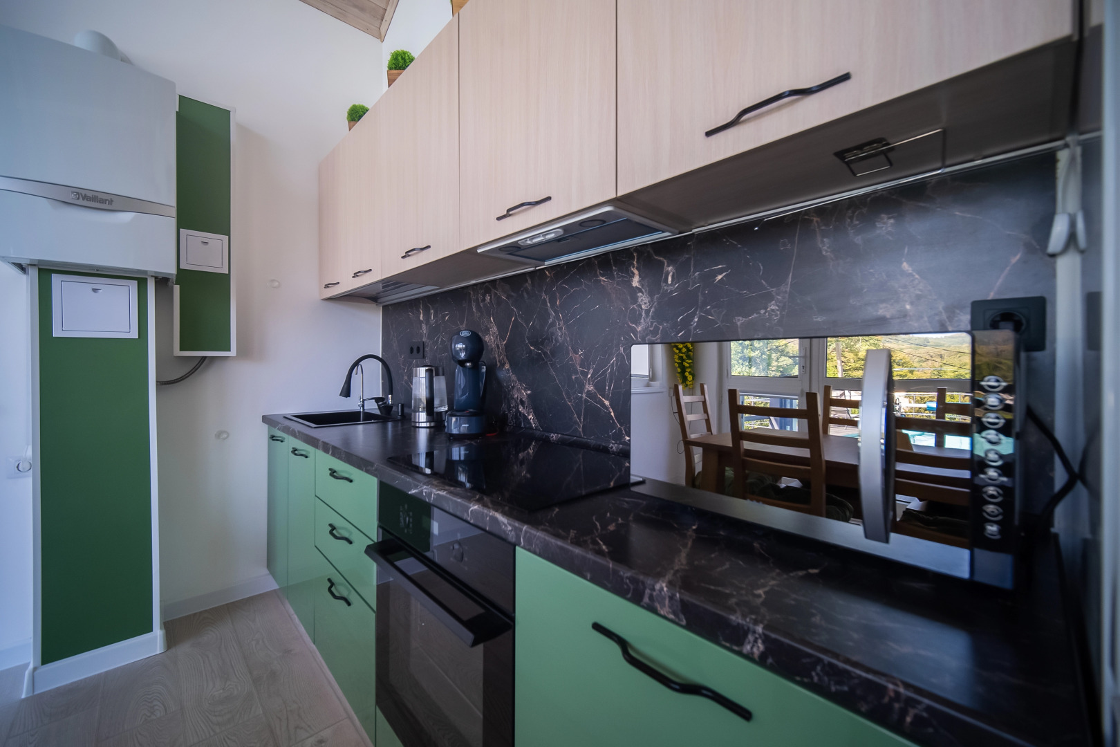 Частный Дом с Бассейном Мансардой и Видом на Горы