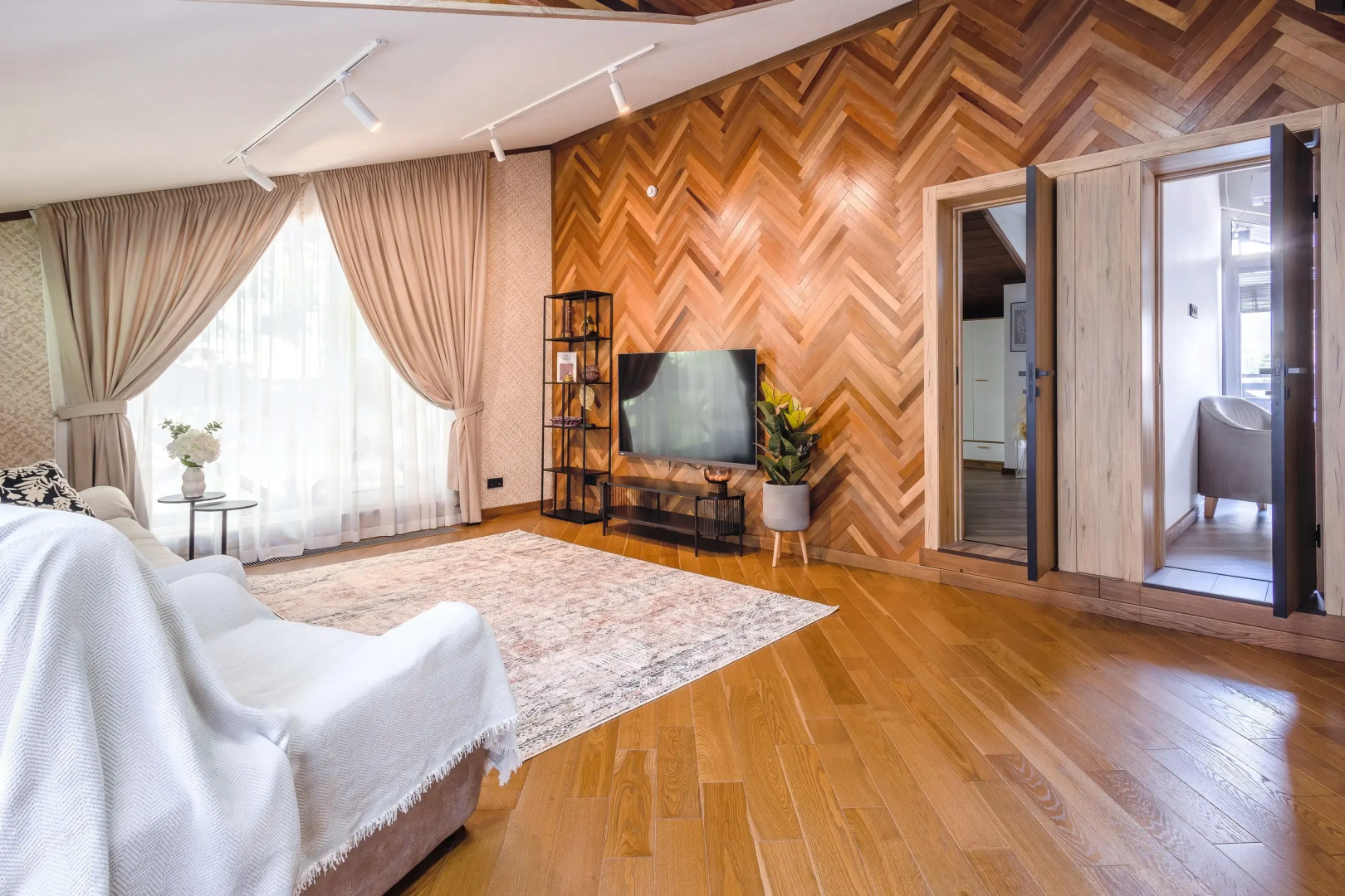 Частный дом у сквера в центре Поляны