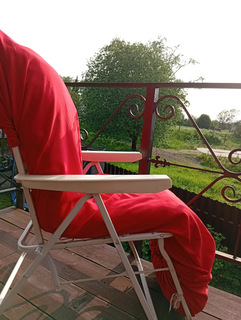 Частный дом с балконом у речки