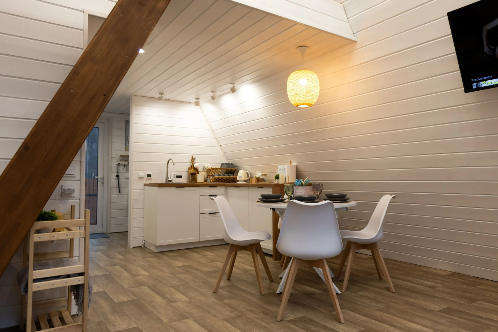 Частный дом в Стиле A-Frame на Берегу Озера