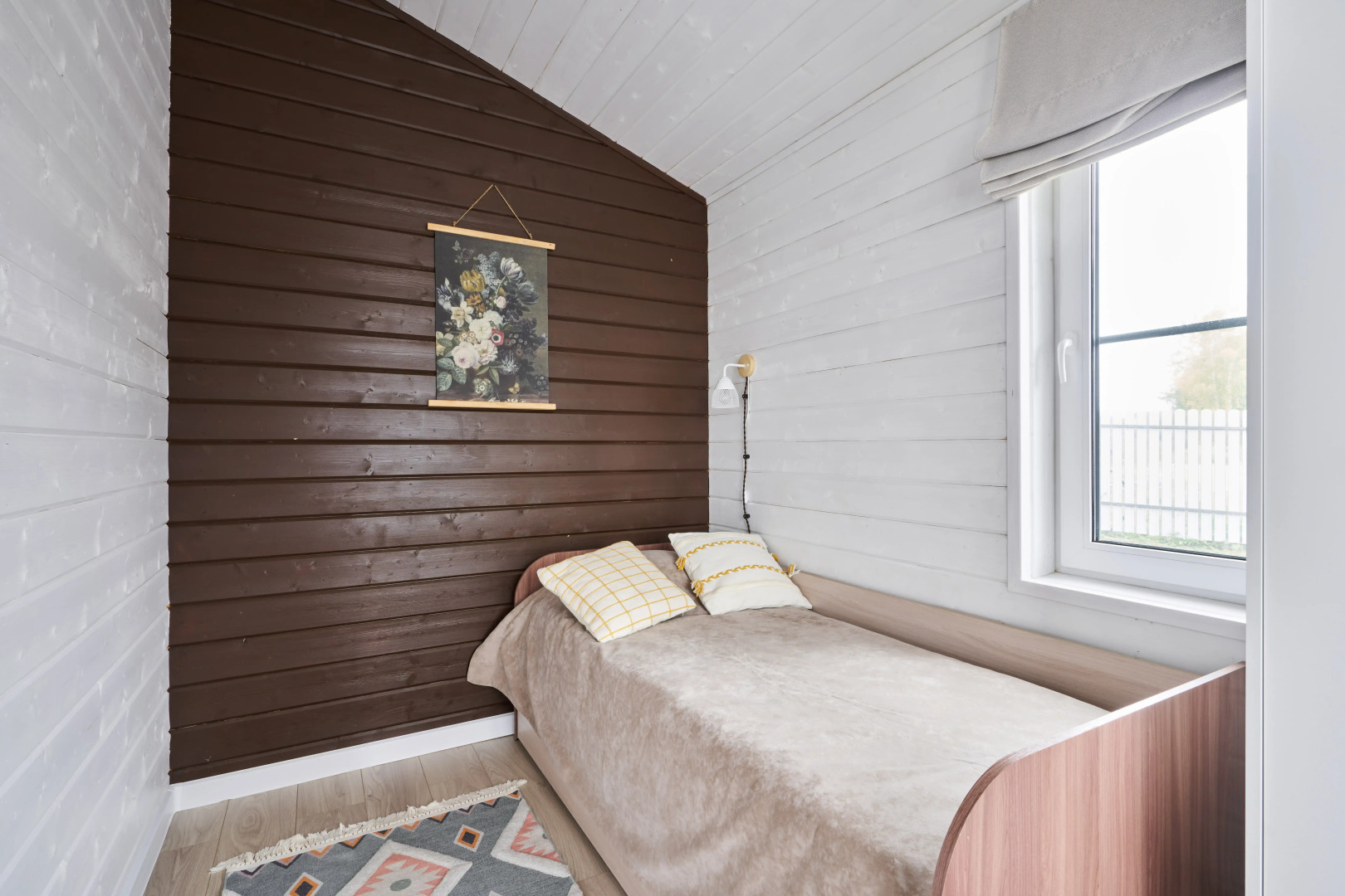 Частный дом с панорамными окнами у озера