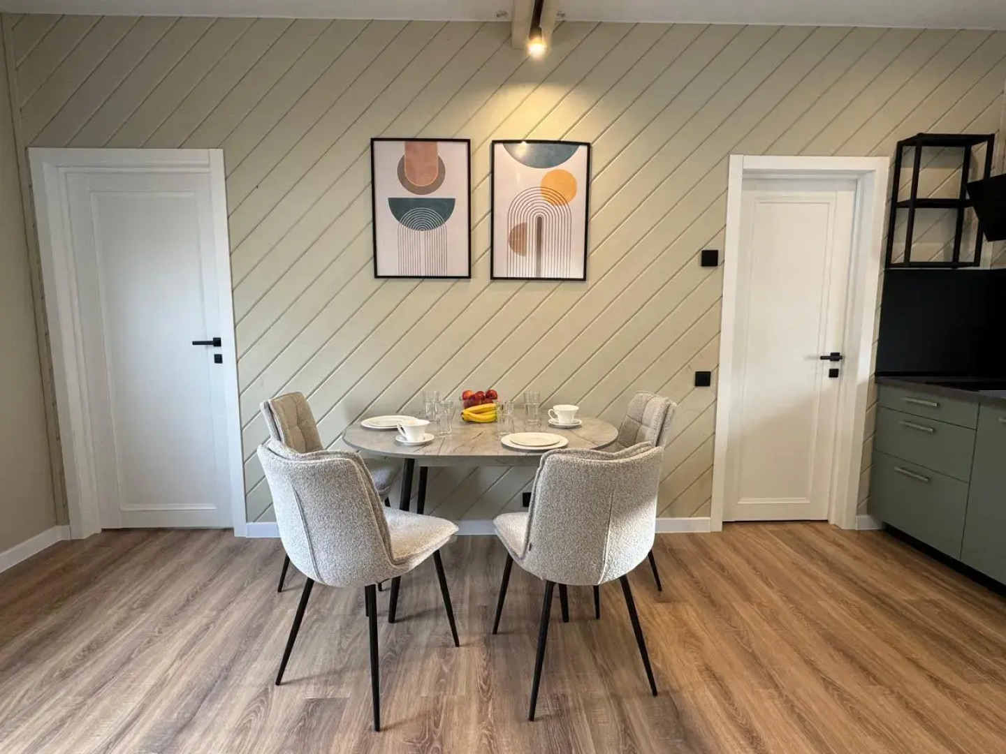 Частный дом с новым дизайнерским ремонтом и мебелью