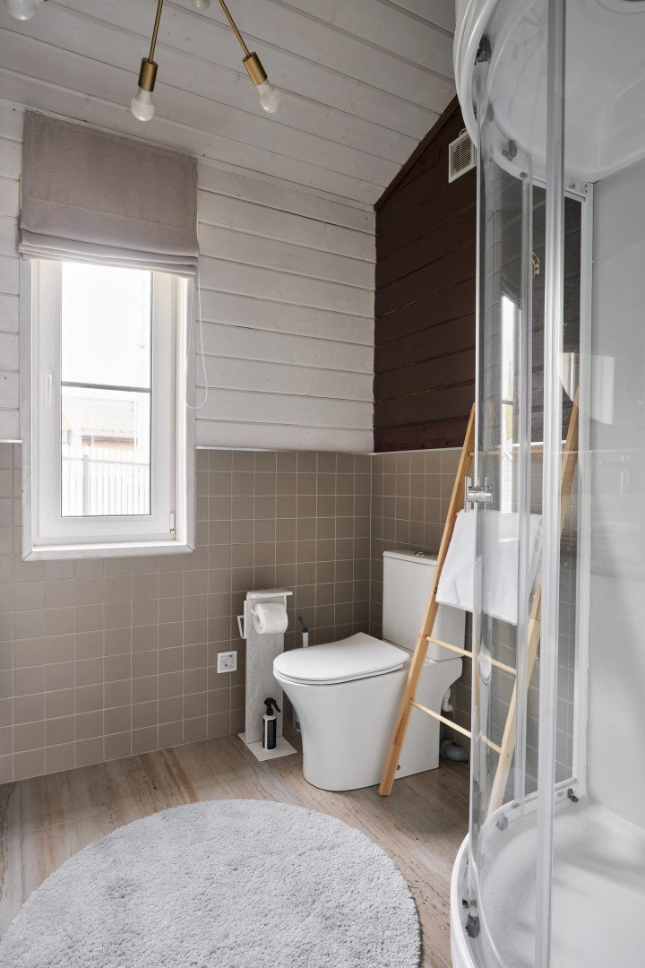 Частный дом с панорамными окнами у озера