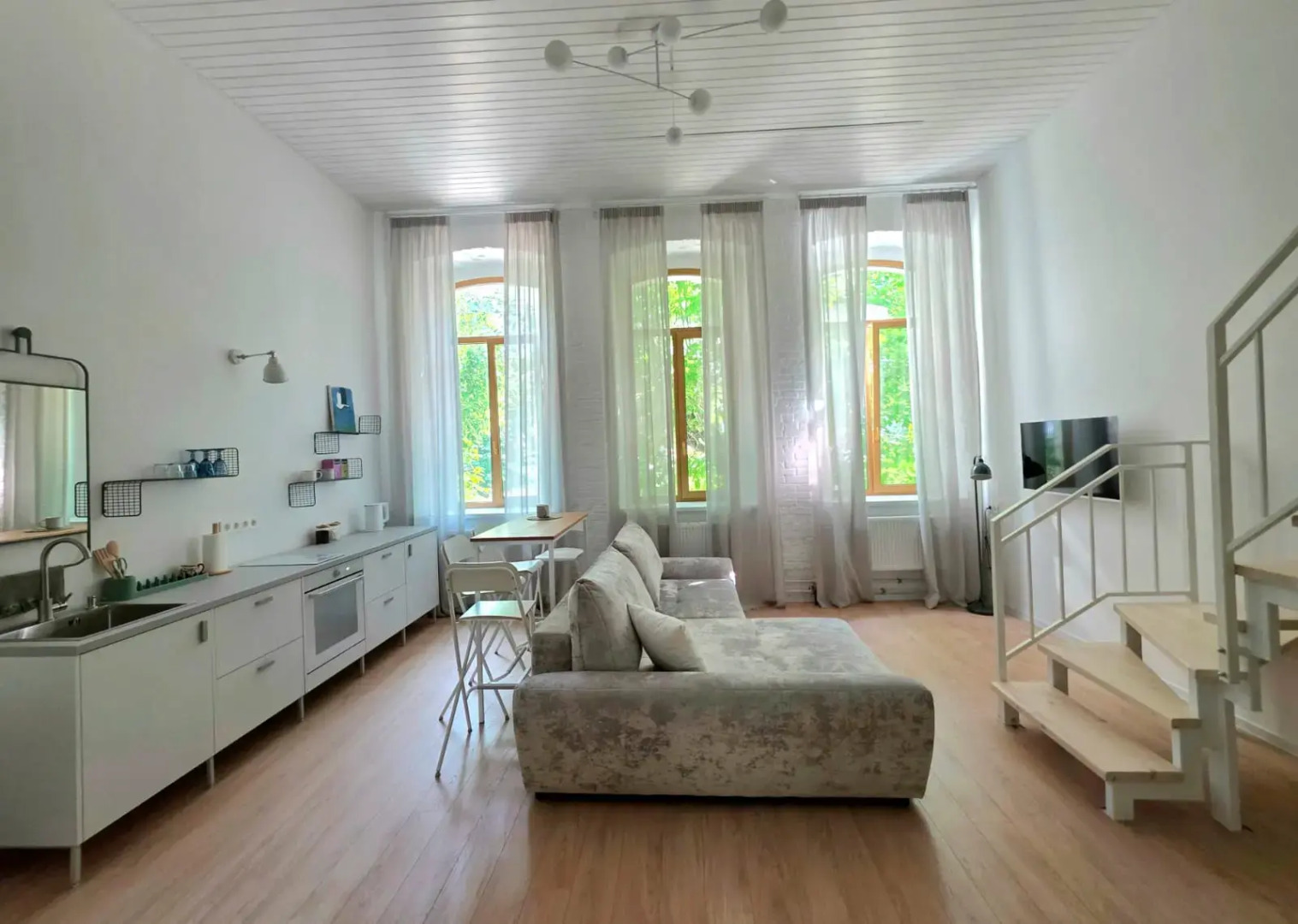 Апартаменты Новые с Высокими Окнами на Пешеходной Улице