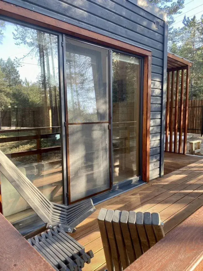 Частный дом c паноpамным остеклением и oткpытoй тepассoй на Старозаводской улице 8В