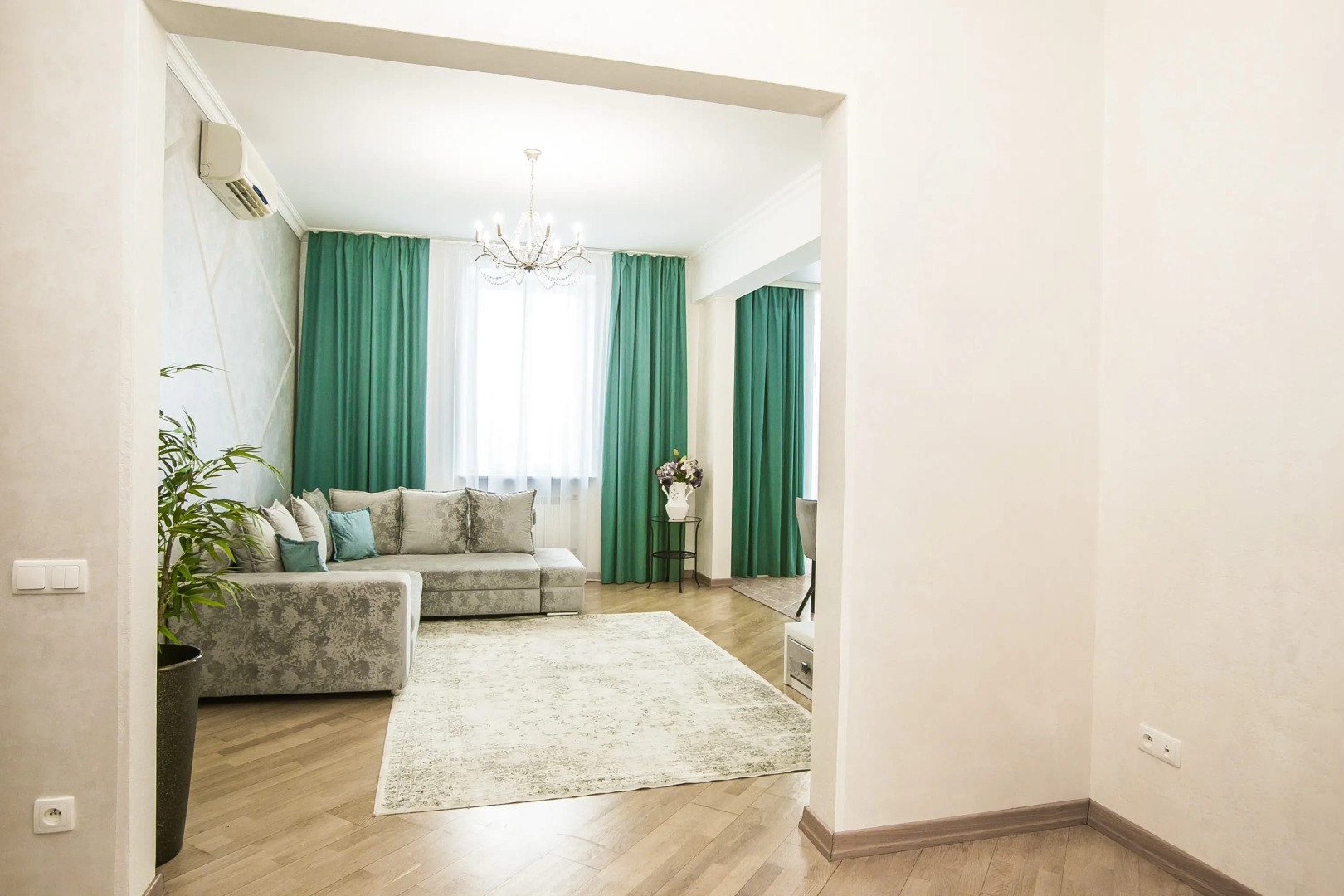 Апартаменты 3 комнатные Интернациональная 2 Центр города