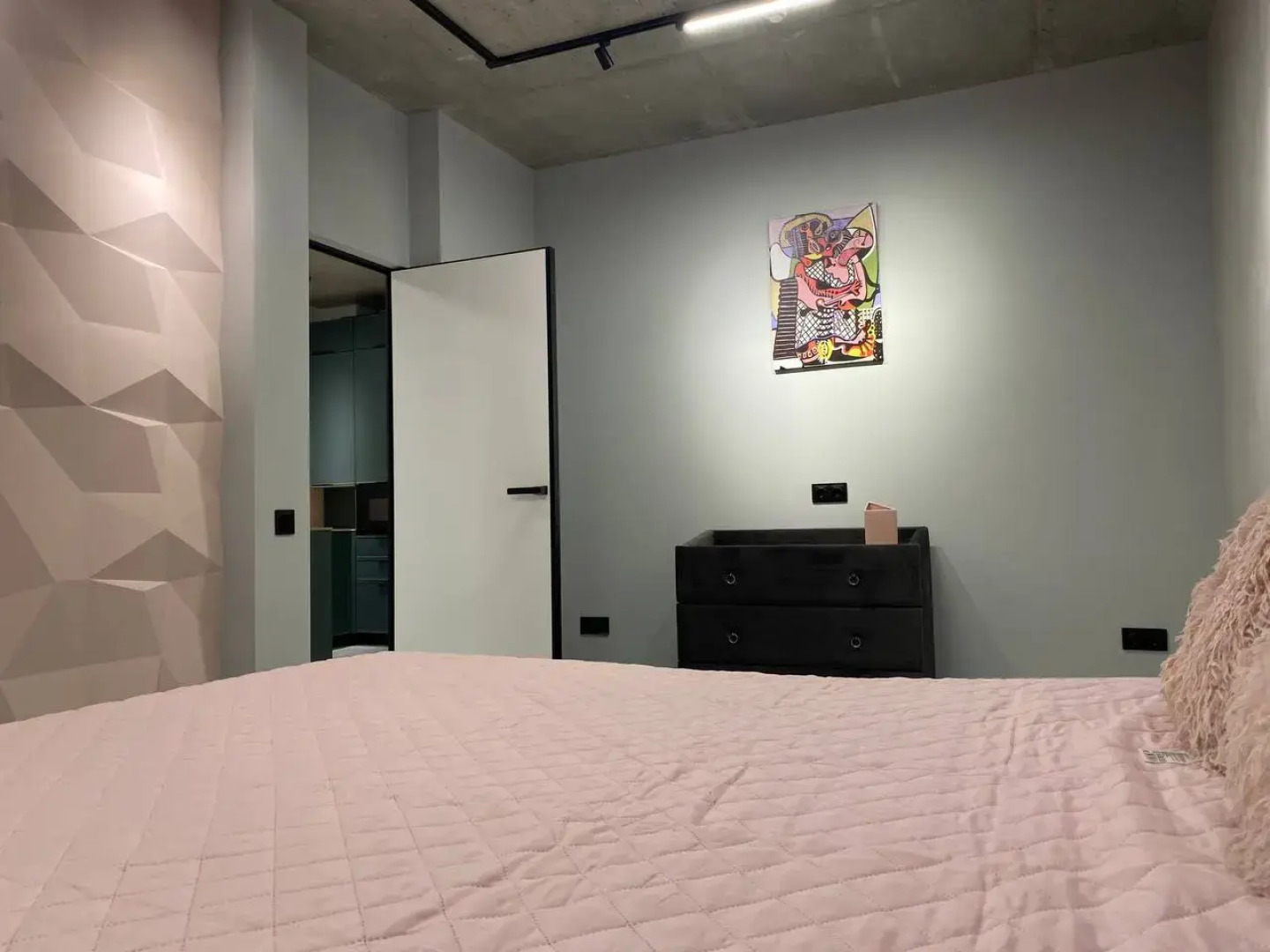 Апартаменты Пикассо - индустриальный шик с яркими акцентами