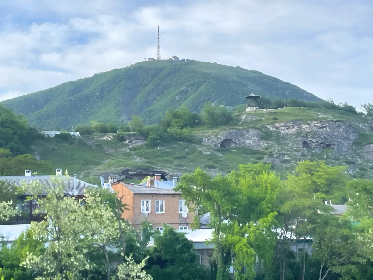 Квартира для большой семьи в курортной зоне Пятигорска с балконом и видом на гору Машук