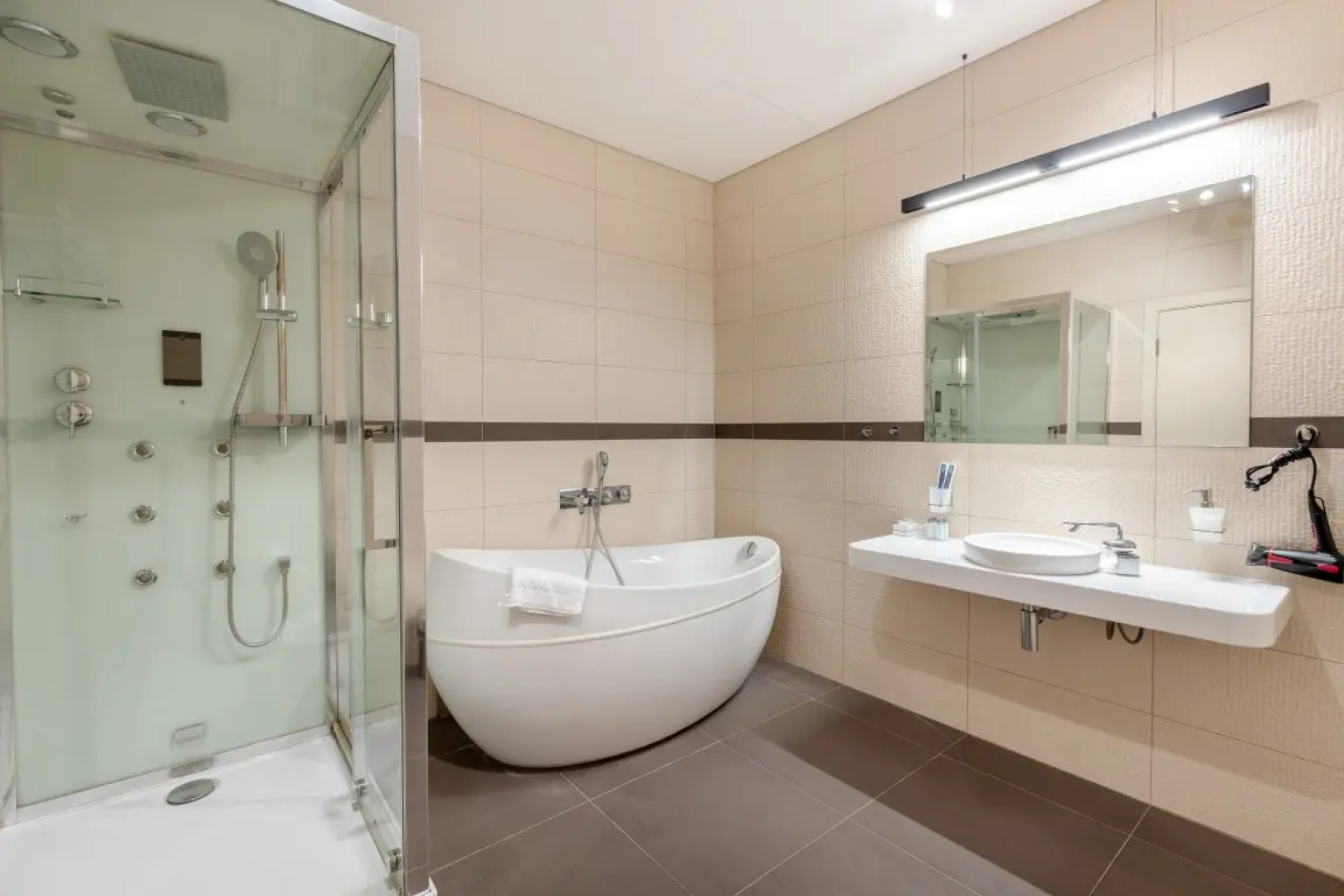 Rockmond 48 Junior Suite 12