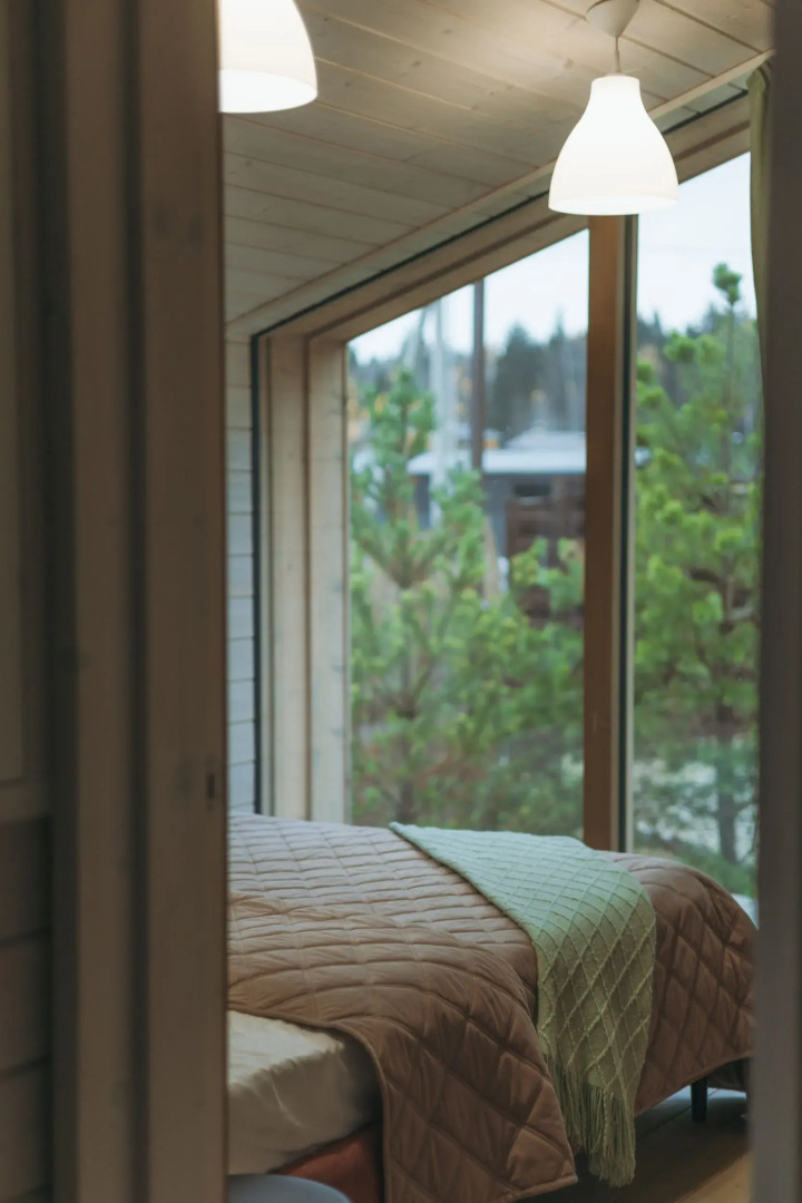 Частный дом с баней бочкой у воды и леса