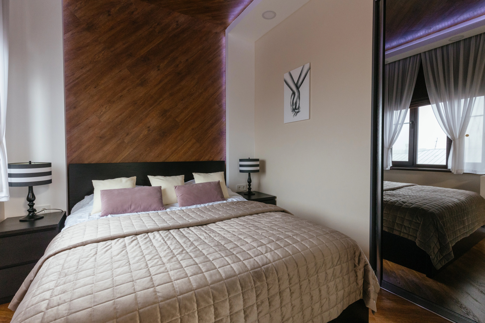 Апартаменты ROOM ROUR с видом на МОСТ ВЛЮБЛЕННЫХ