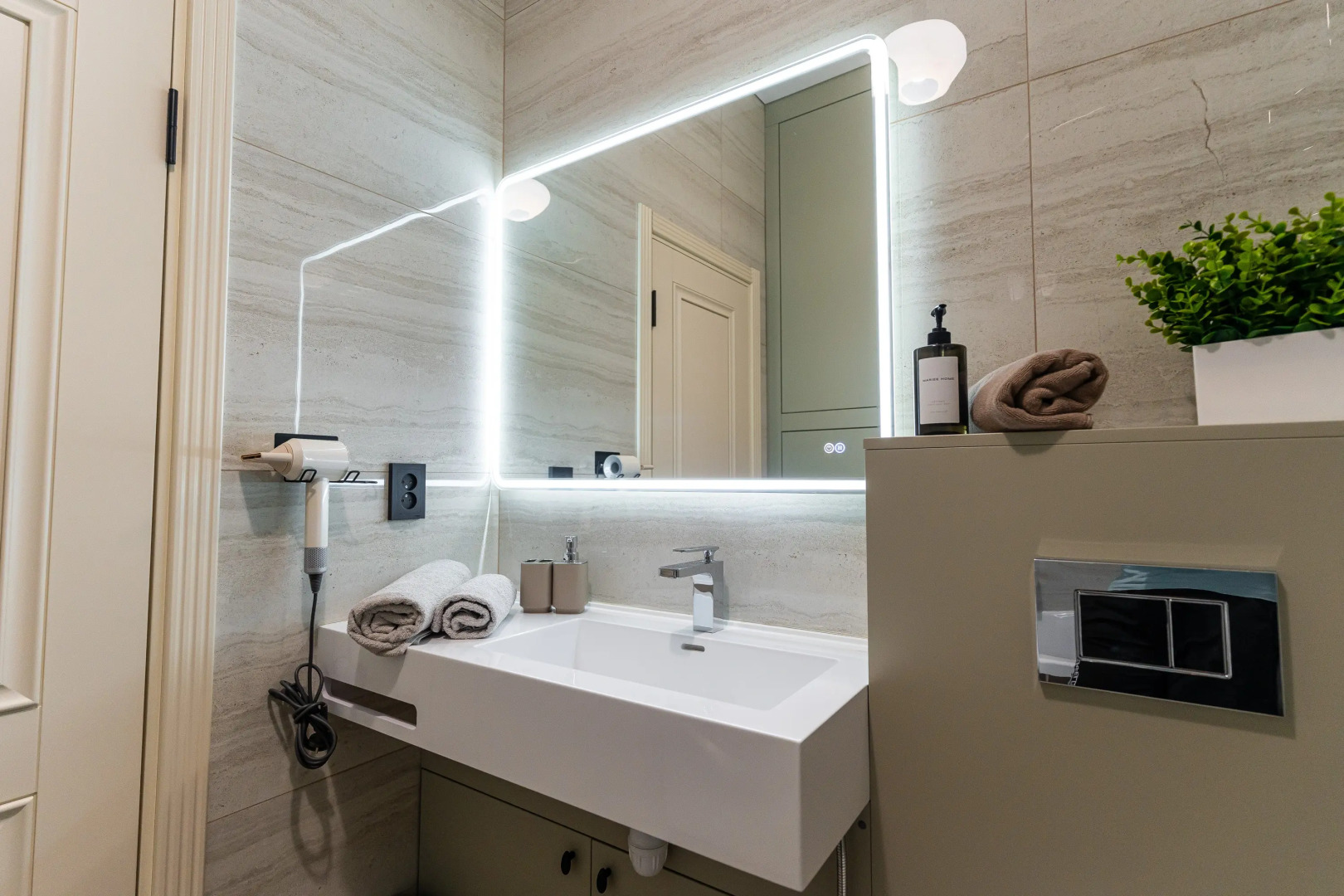 Апартаменты трехкомнатные с панорамным видом на город и море в центре Новороссийска от LetoApart