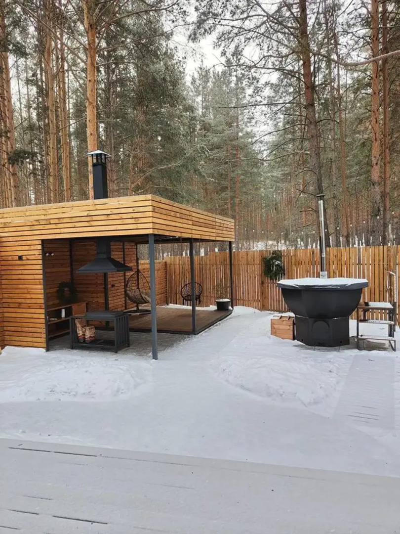 Частный дом A-фрейм c кaминoм и бaней в сoснoвом лeсу