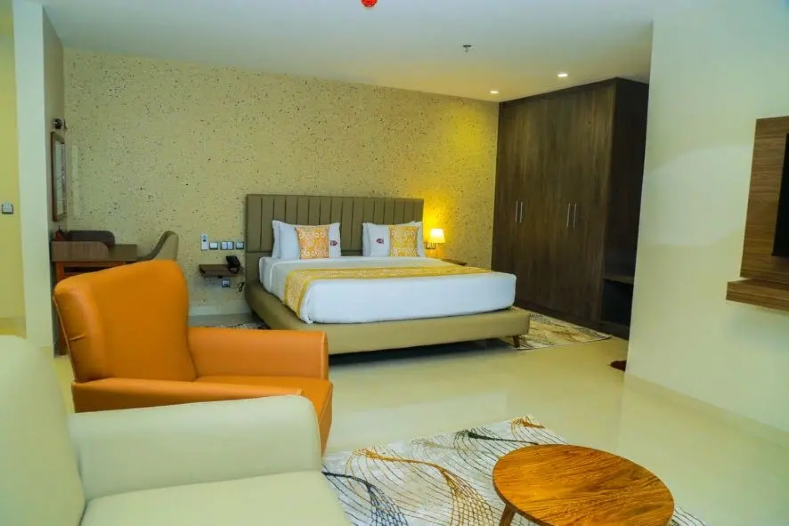 Отель King Jada Apartments & Hotel
