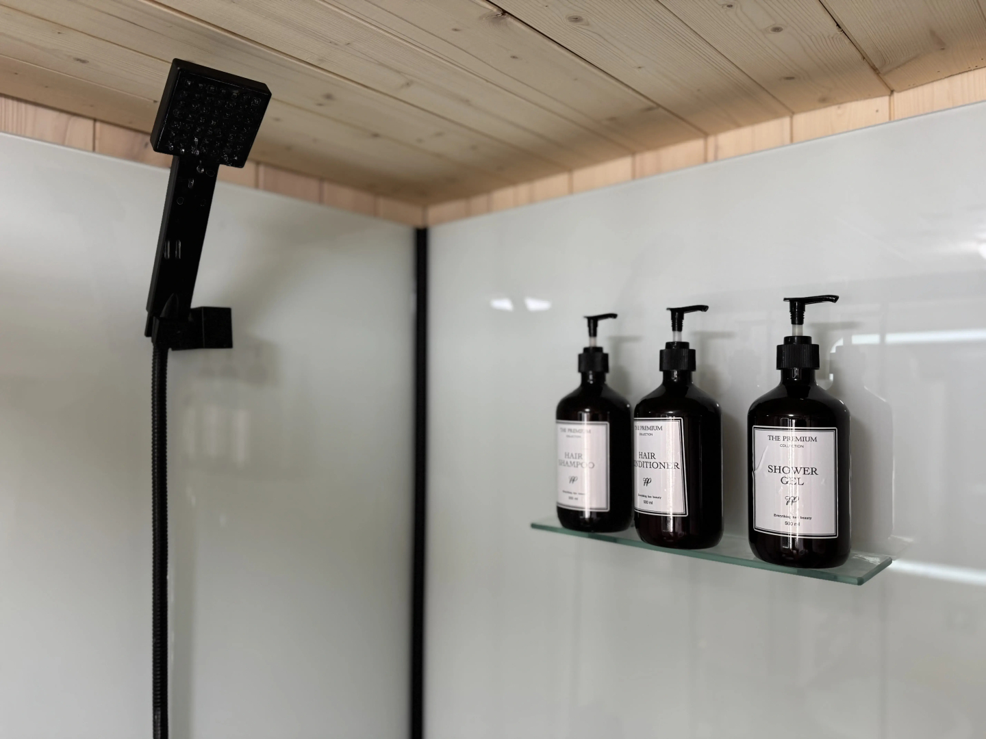 Частный дом в дизайнерском стиле с видом на лес, горы