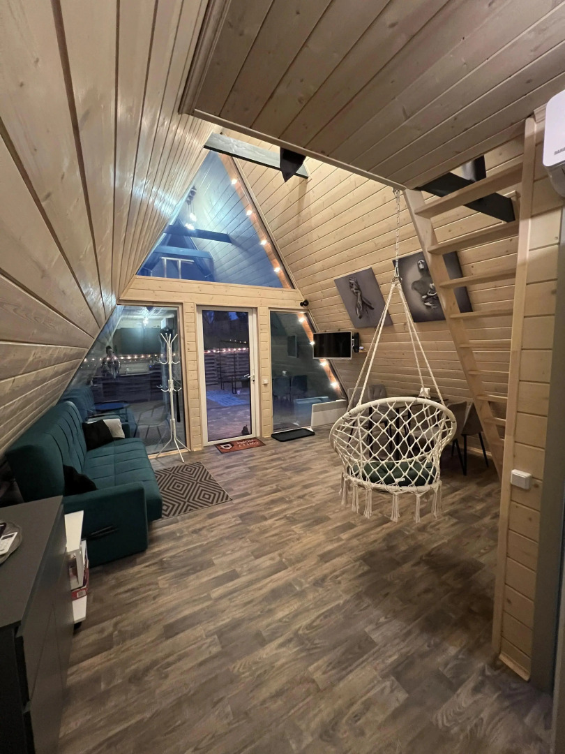 Частный дом Уютный у Реки с Чаном в Современном Стиле