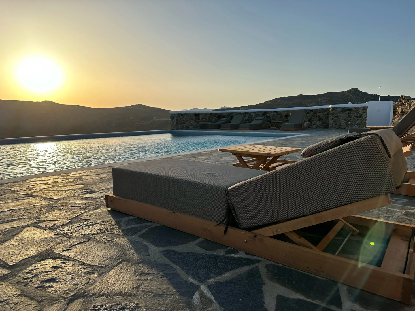 Отель Thronos Suites