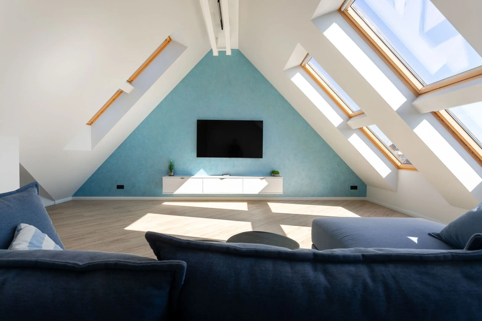 Квартира с Мансардными Окнами и Видом на Море