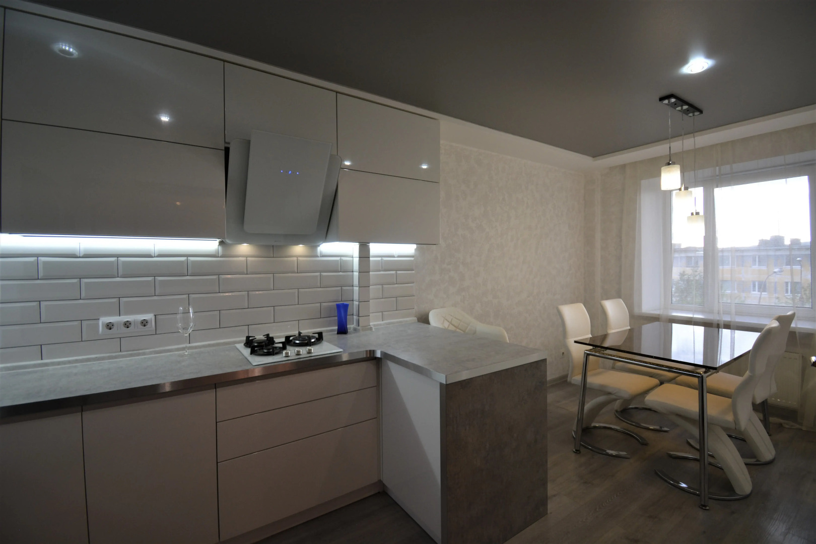 Квартира трёхкомнатная с двумя уборными лифтом и балконом