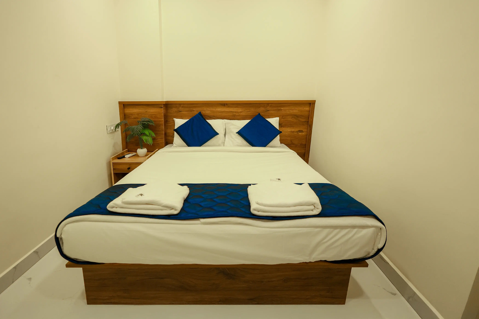 Отель Moonic Days