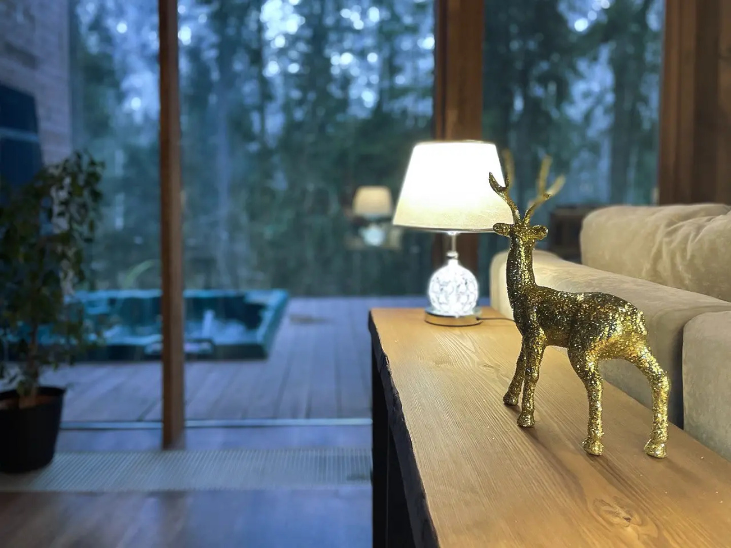 Шале с камином и джакузи в лесу