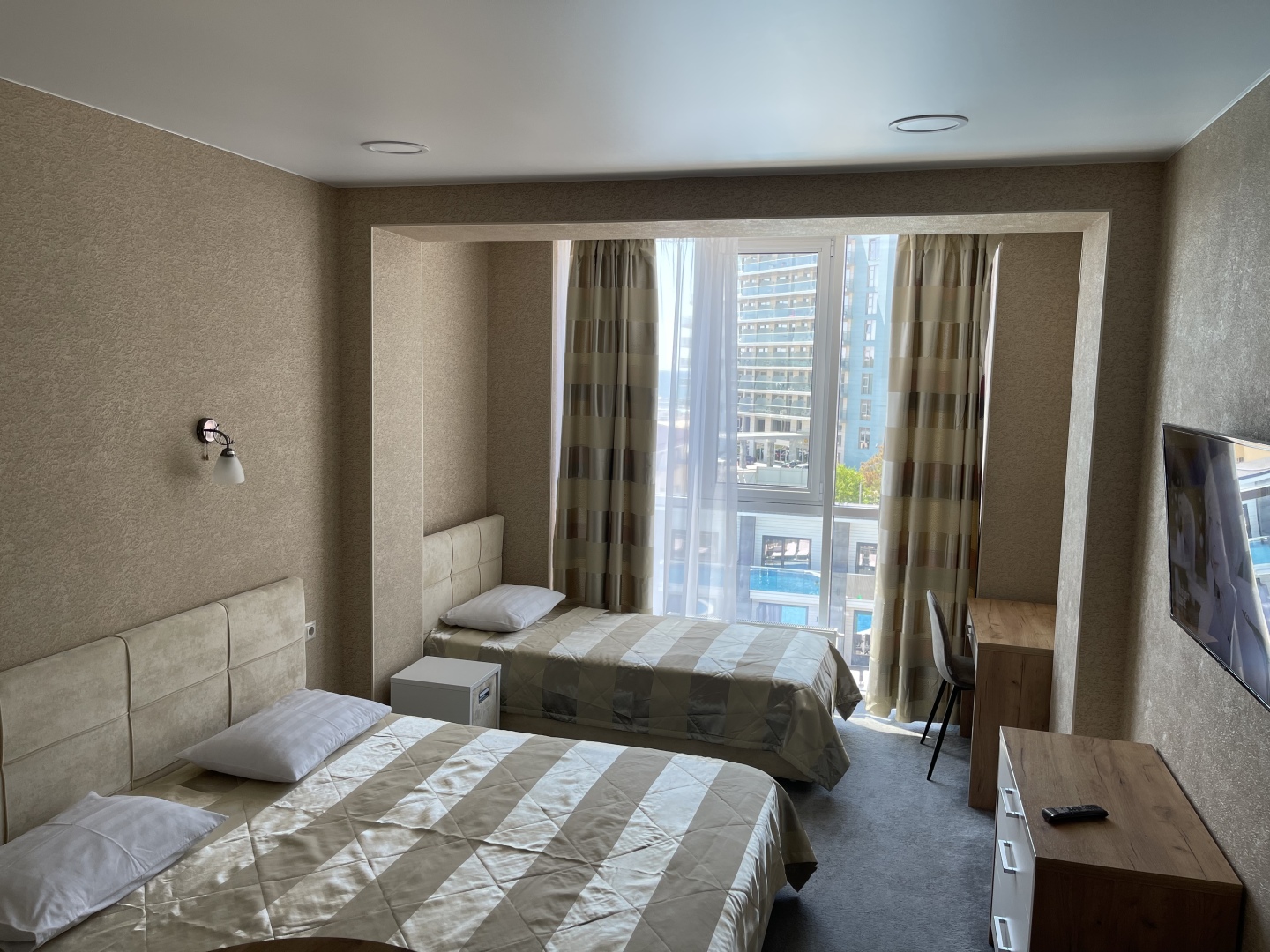 Апартаменты у моря с видом на бассейн