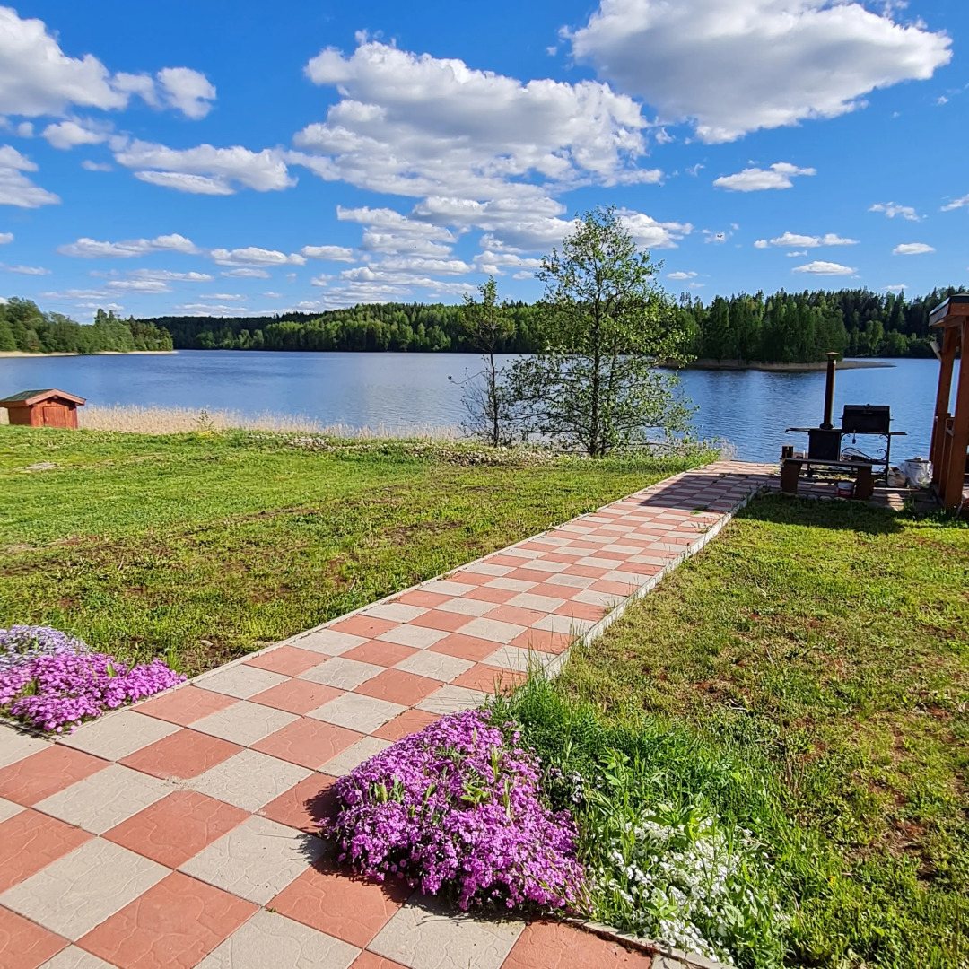 Semenyij Domik U Ozera V Karelii	