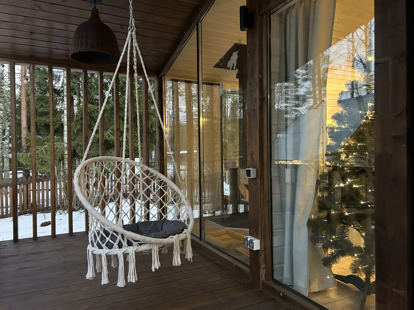 Частный дом у озера с террасой Сосновый дом