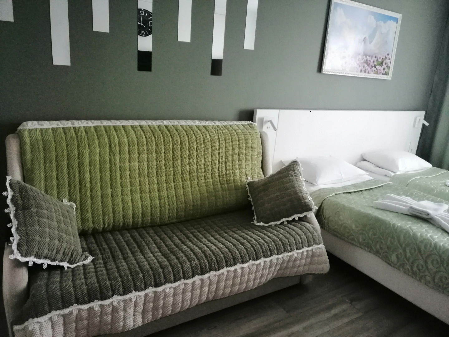 Апартаменты White pearls на Салова 61