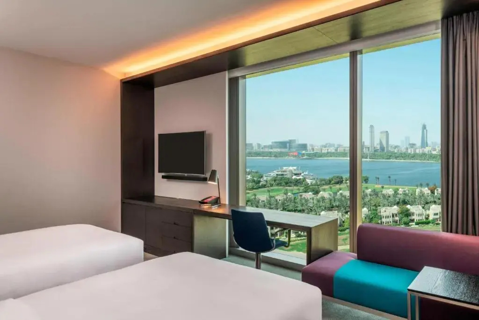 Отель Aloft Dubai Creek