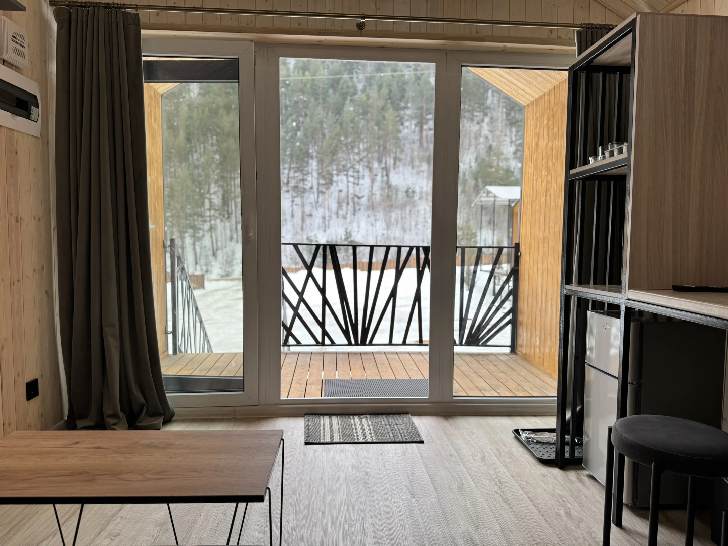 Частный дом в дизайнерском стиле с видом на лес, горы