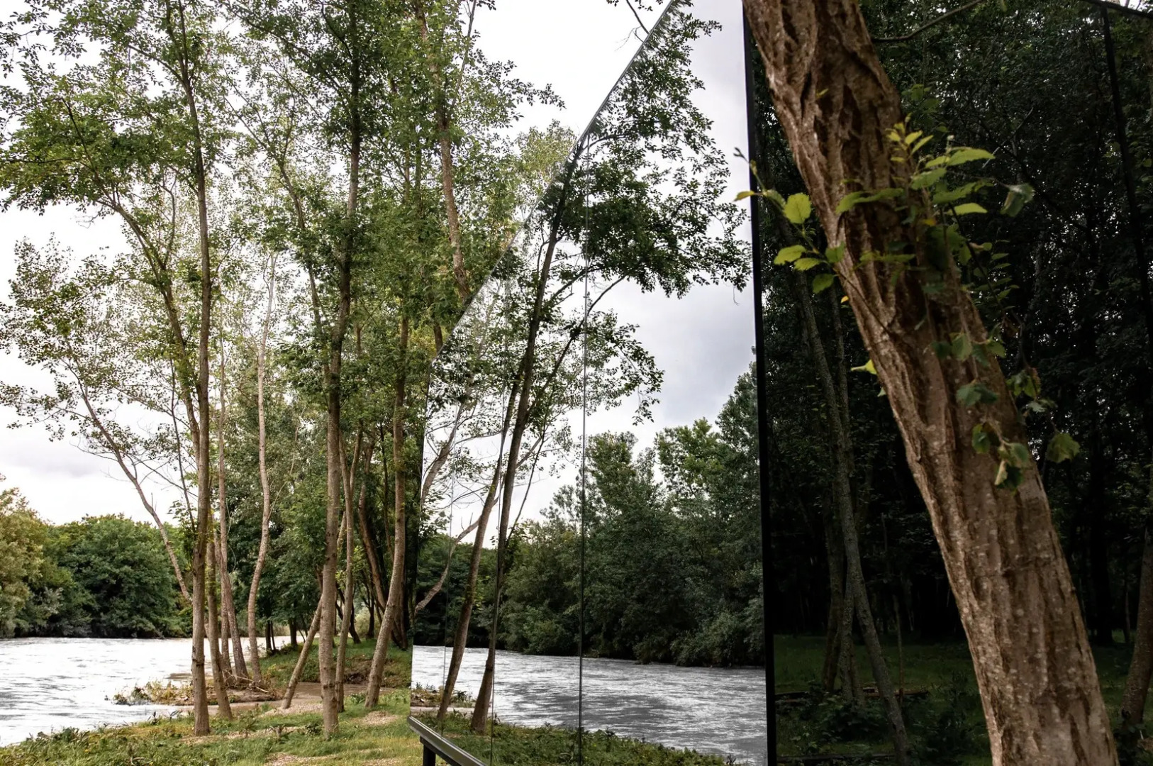 Частный Дом на Берегу Реки с Приватной Террасой и Джакузи