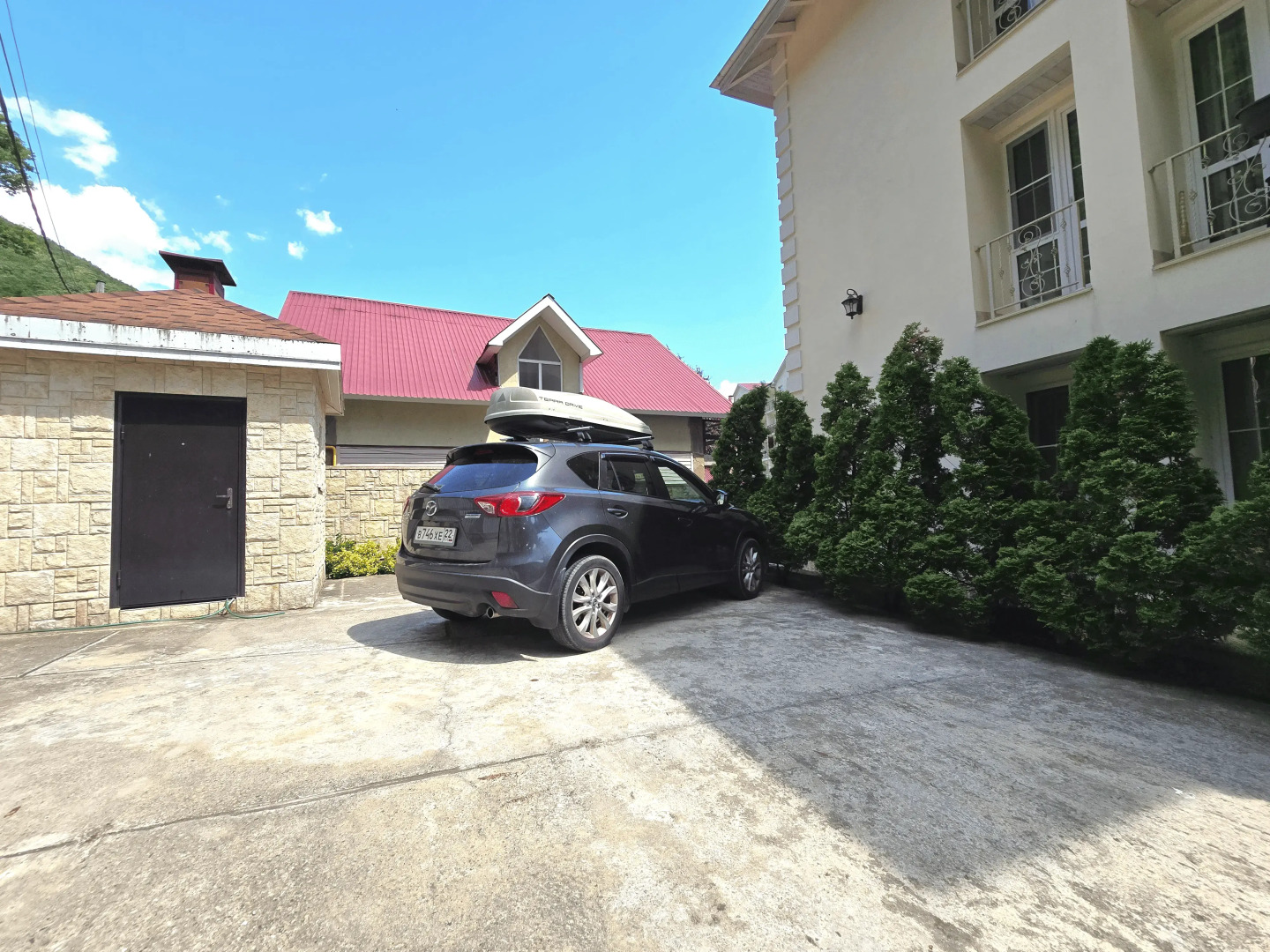 Квартира теплая с отдельной спальней полноценной кухней и видом на горы