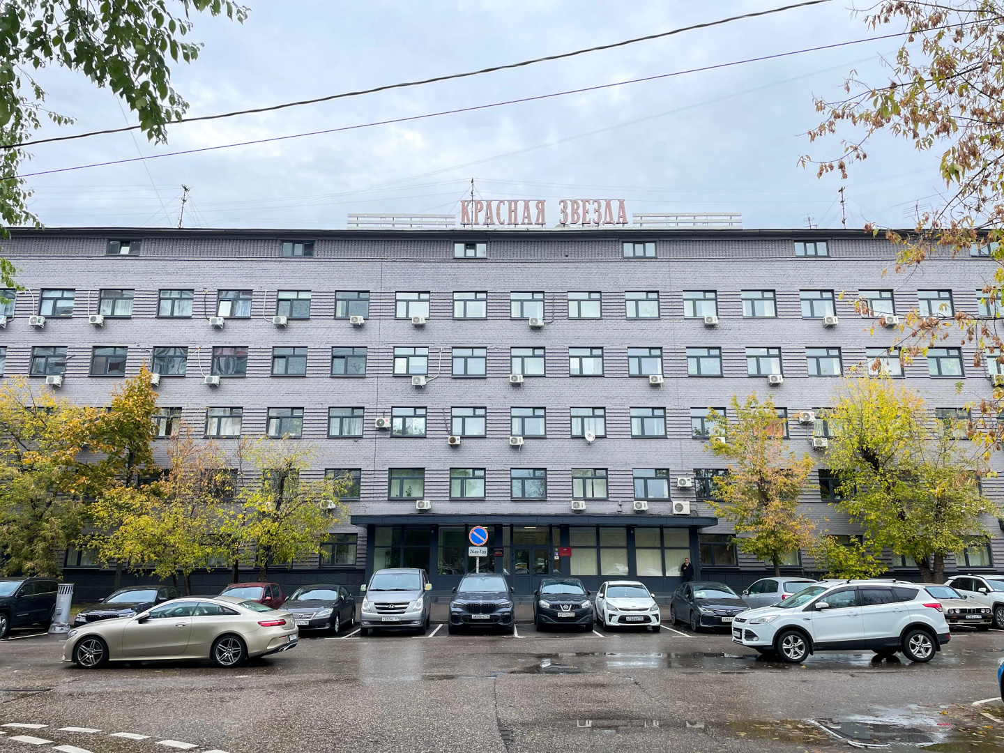Квартира современно упакованная с кроватью