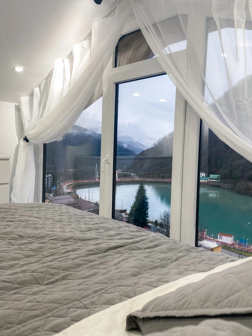 Студия с панорамным видом на озеро и горы